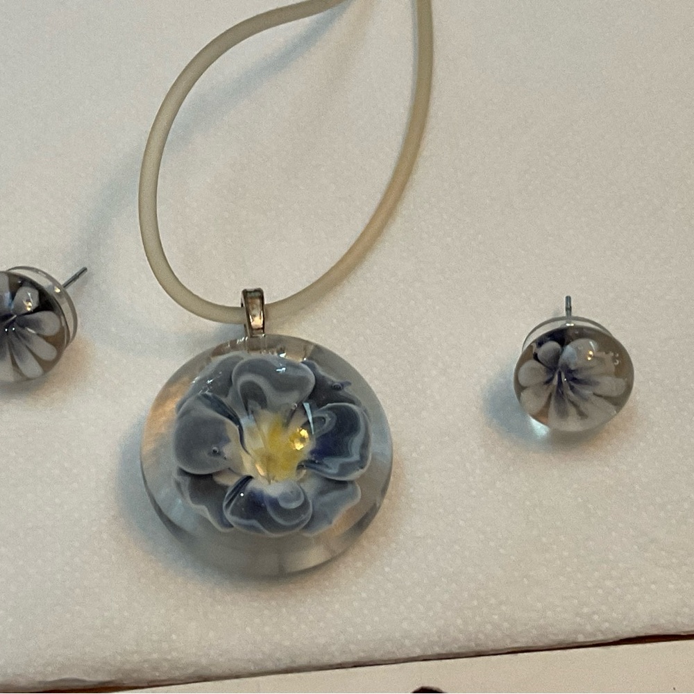 PENDANT AND MATCHING EARRING NEW - Picture 2 of 8